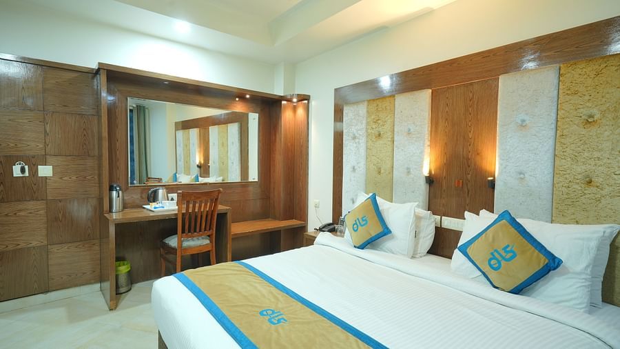Super deluxe room featuring a wooden working desk and chair at DLS Hotels The Rock Castle